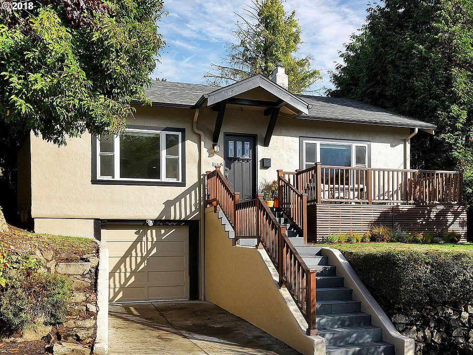 2nd image of 216 SE 32nd Ave