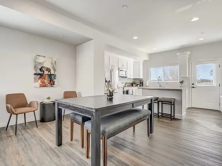 2220 E La Salle St — Photo 31