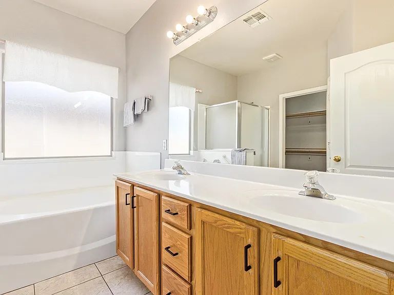 W Country Gables Dr — Photo 4