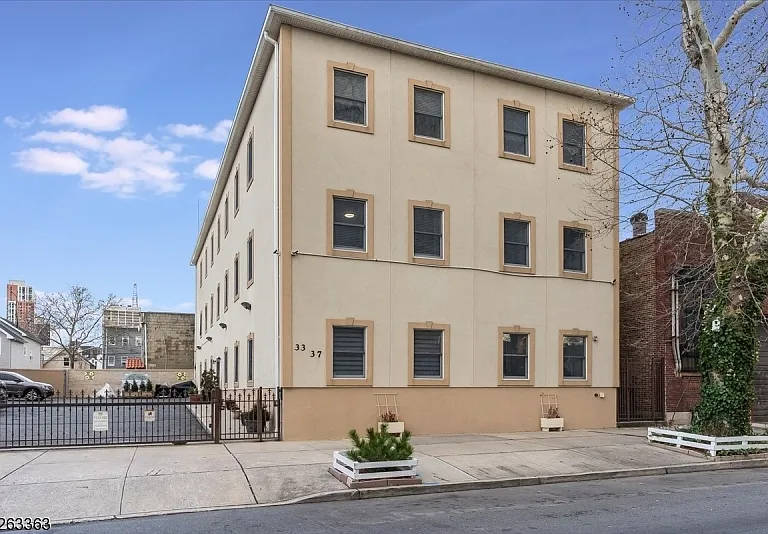 33-37 New York Ave #2A — Photo 1