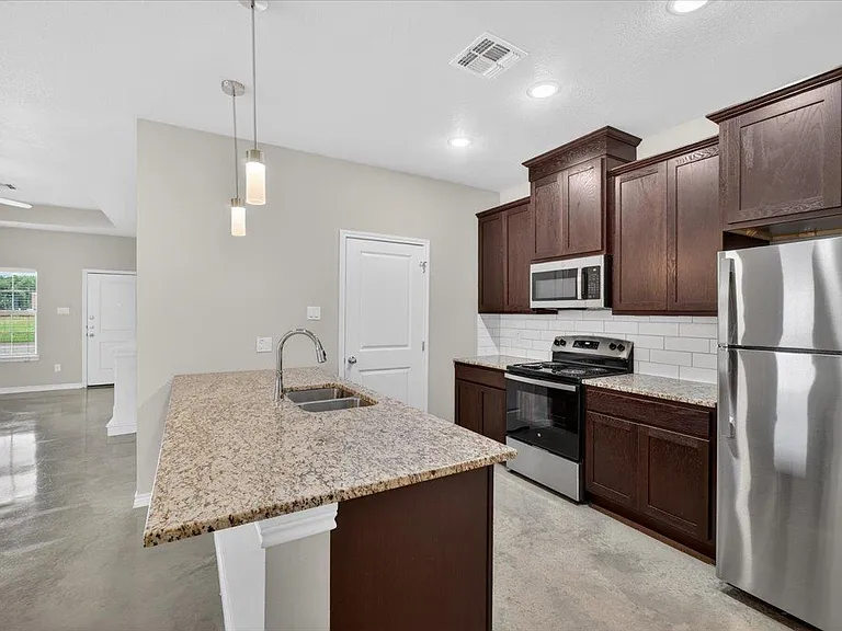 412 W Avenue C — Photo 18