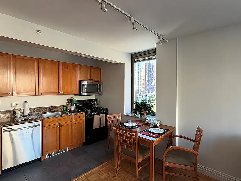 1500 Lexington Ave #12A — Photo 8