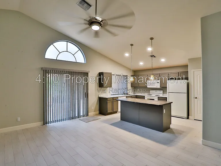 4230 E Woodland Dr — Photo 7