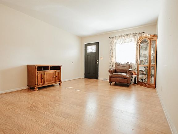 2nd image of 1917 Dalehaven Dr