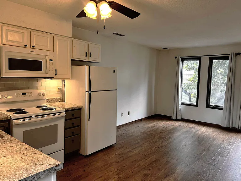 1421 Eastview Dr #B — Photo 10