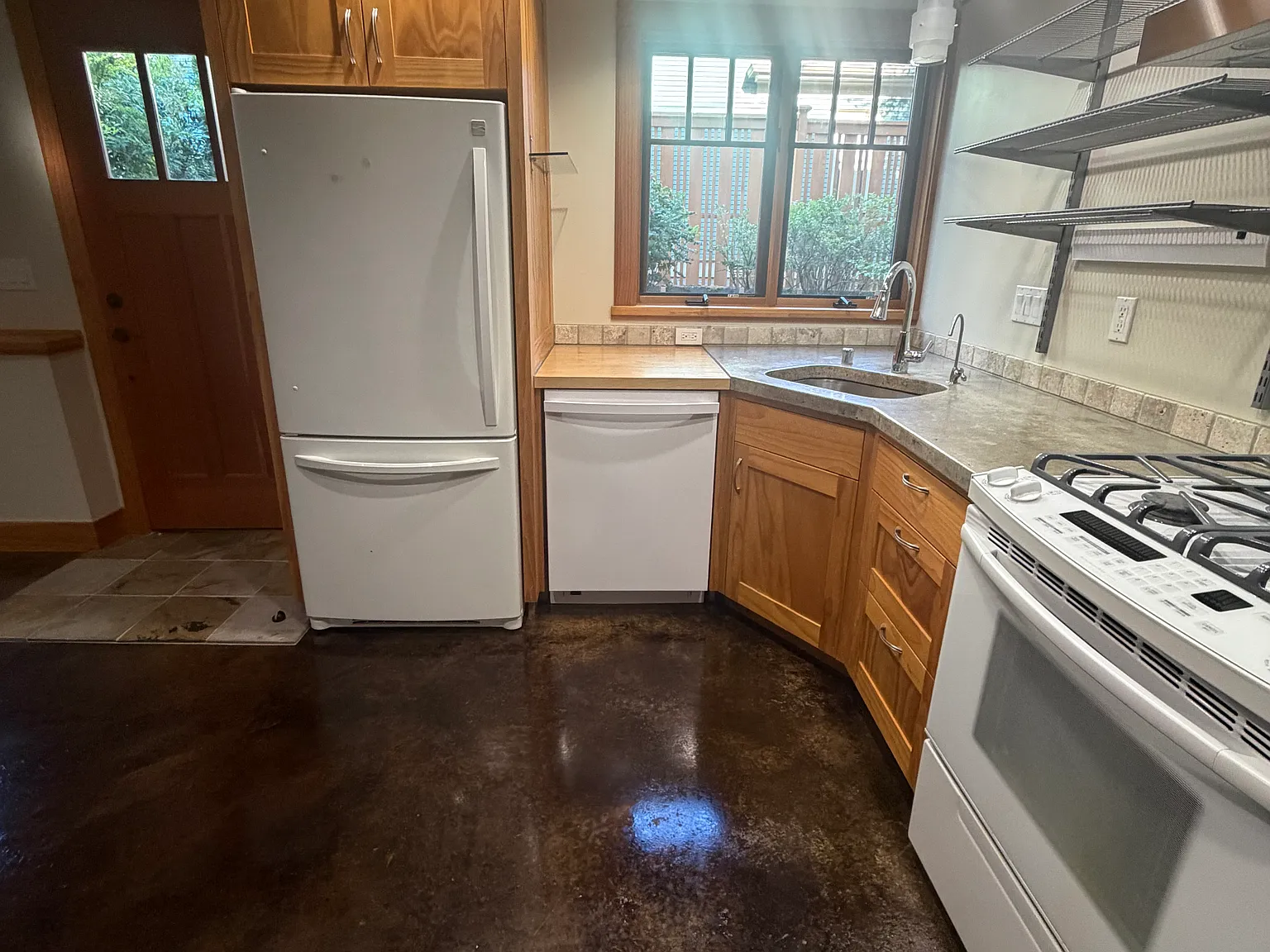 3 bed, 825 sqft, $2,750 — Photo 3