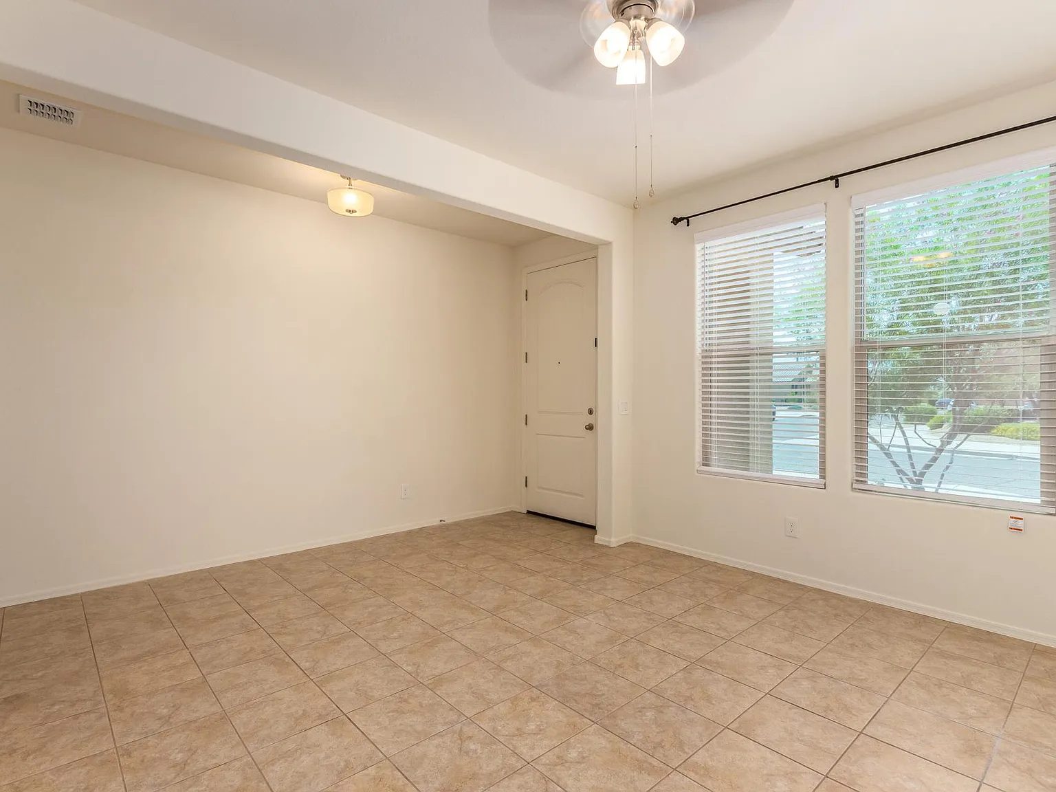 3 bed, 1683 sqft, $2,200 — Photo 4