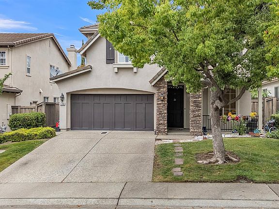 2nd image of 1748 Dunkeld Ln