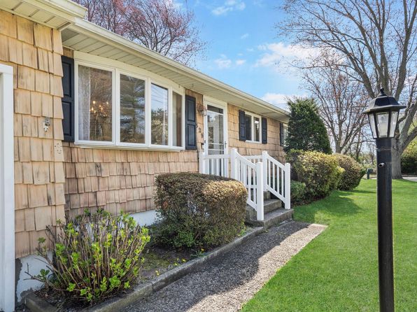 329 Raft Avenue, Holbrook, NY 11741