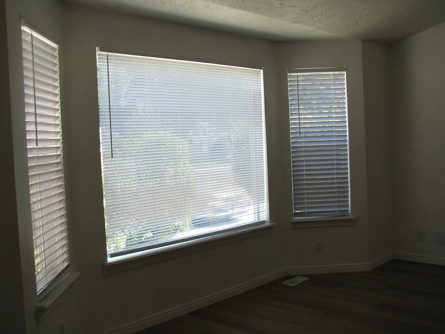 5 bed, 2.5 bath, 1928 sqft, $2,500 — Photo 3