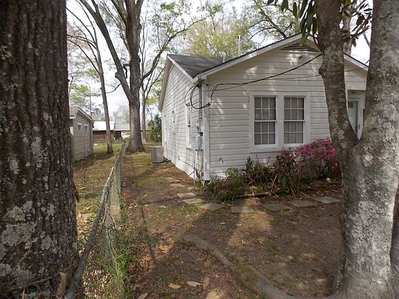 3rd image of 304 E Blackwell St