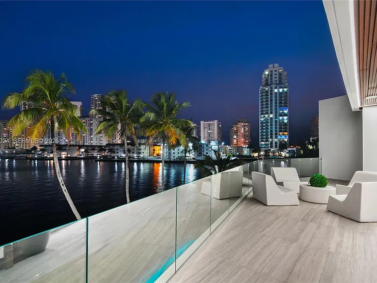 501 Palm Dr — Photo 37