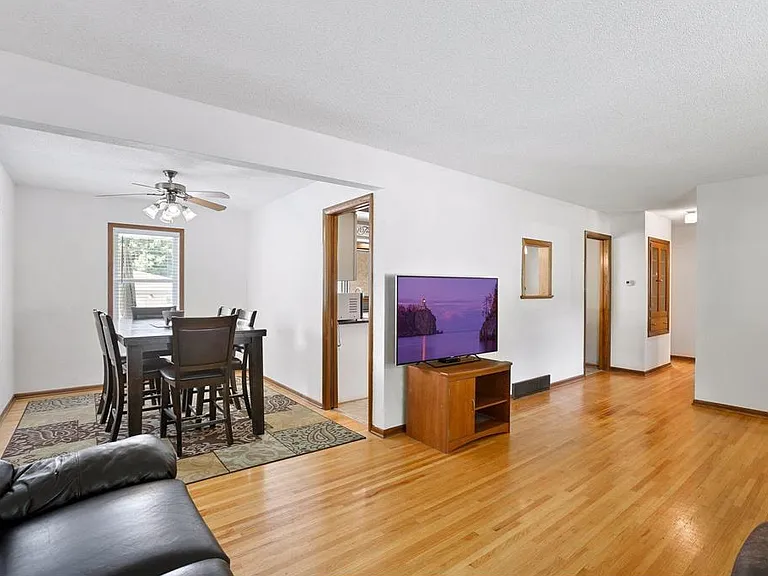 251 Stanley St E — Photo 24