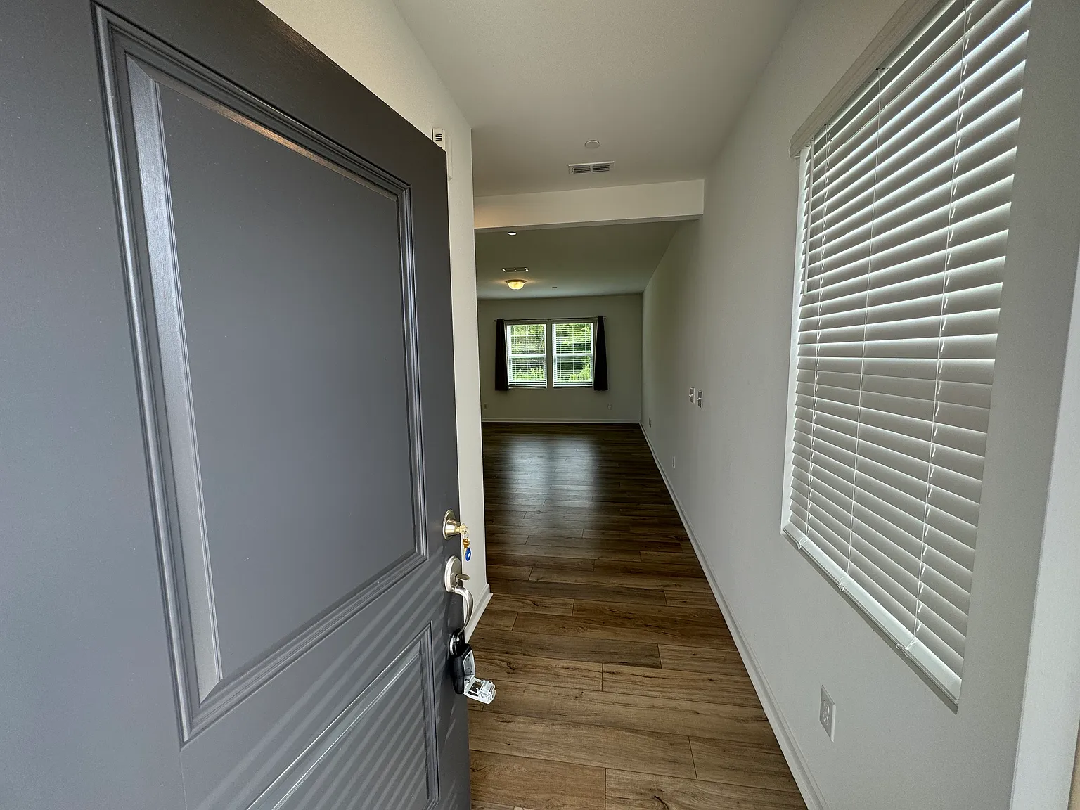3 bed, 2.5 bath, 1701 sqft, $2,200 — Photo 3