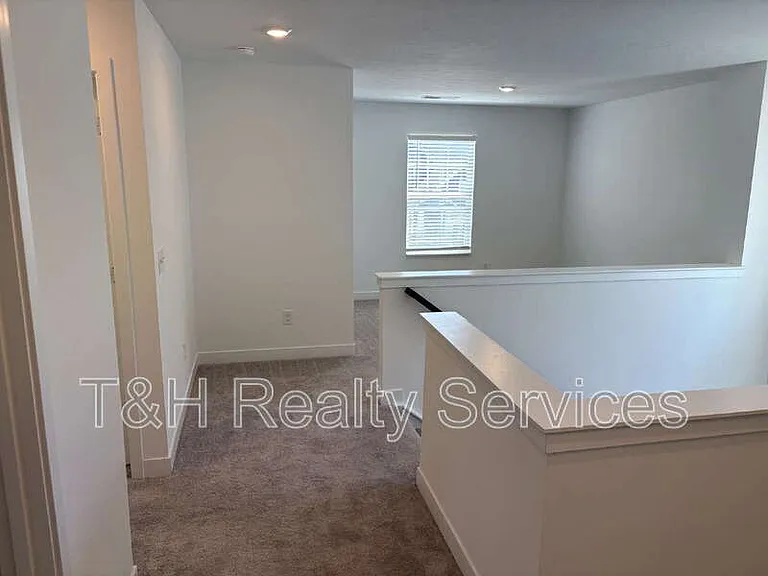 542 Jefferson St — Photo 8