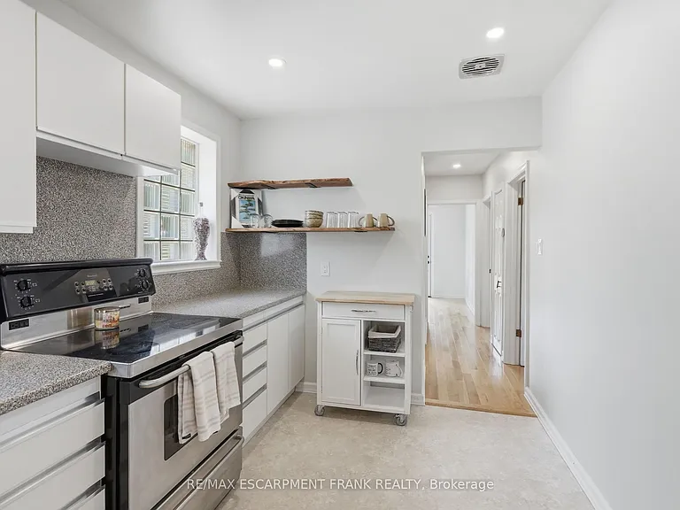 95 E 18th St #1 — Photo 16