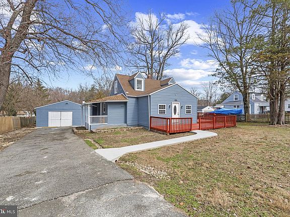3rd image of 4104 Maple Rd