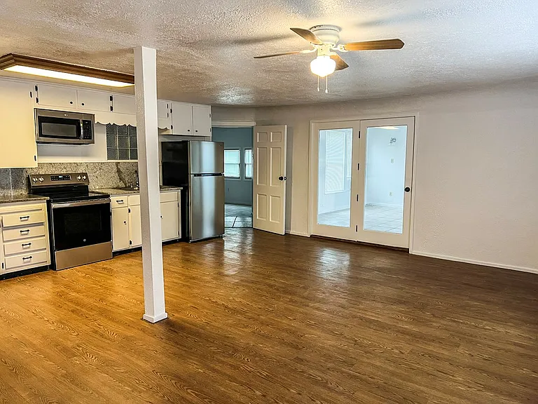610 Guadalupe St S — Photo 2