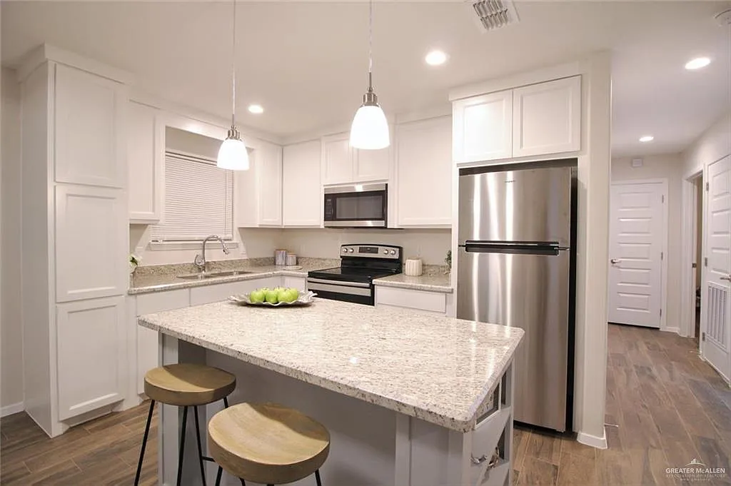 2 bed, 2.0 bath, 957 sqft, $1,095 — Photo 3