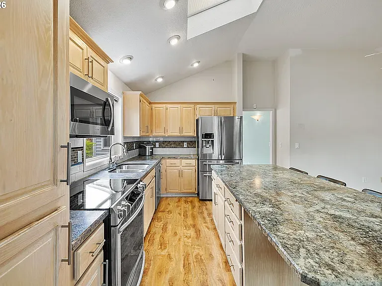 3 bed, 1824 sqft, $3,100 — Photo 3