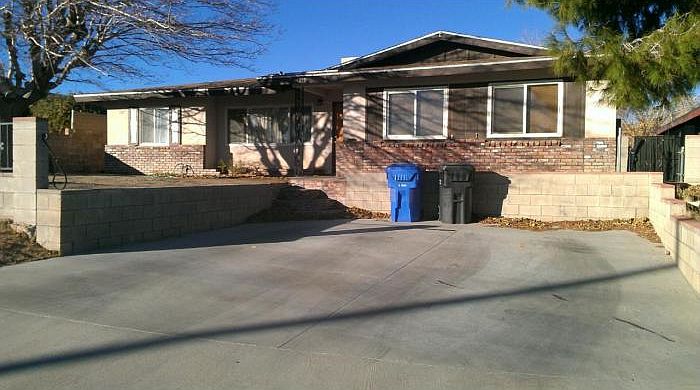 Front of the home, an additional fence as been add for safety 