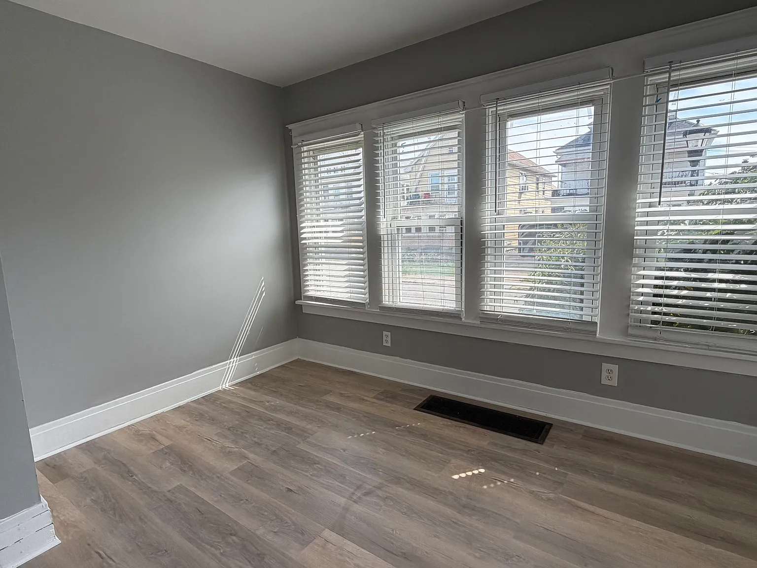 3 bed, 1200 sqft, $1,900 — Photo 4