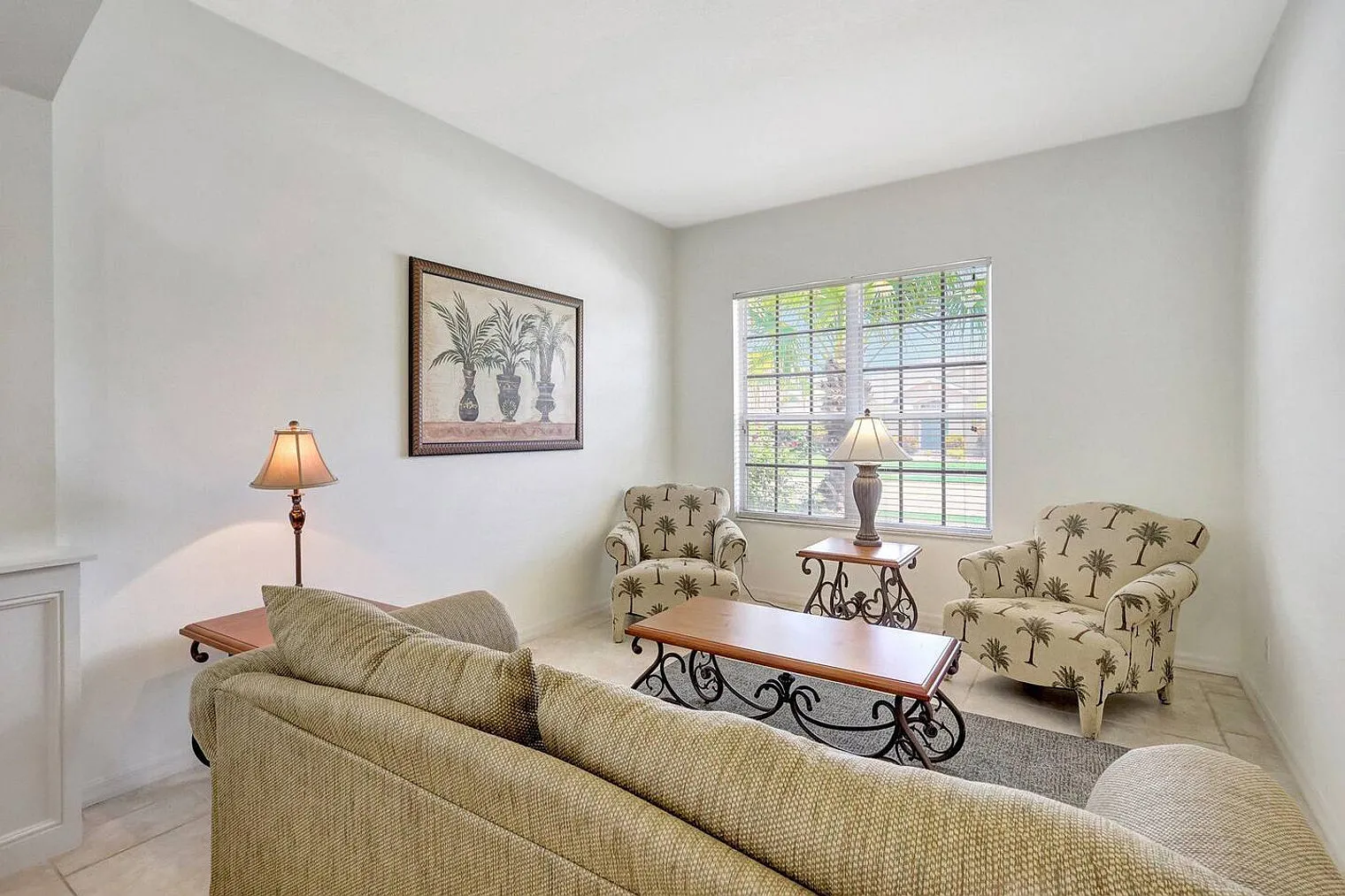5 bed, 2.0 bath, 16447 sqft, $4,068 — Photo 3