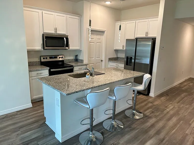 1099 Dania Cir NE — Photo 2