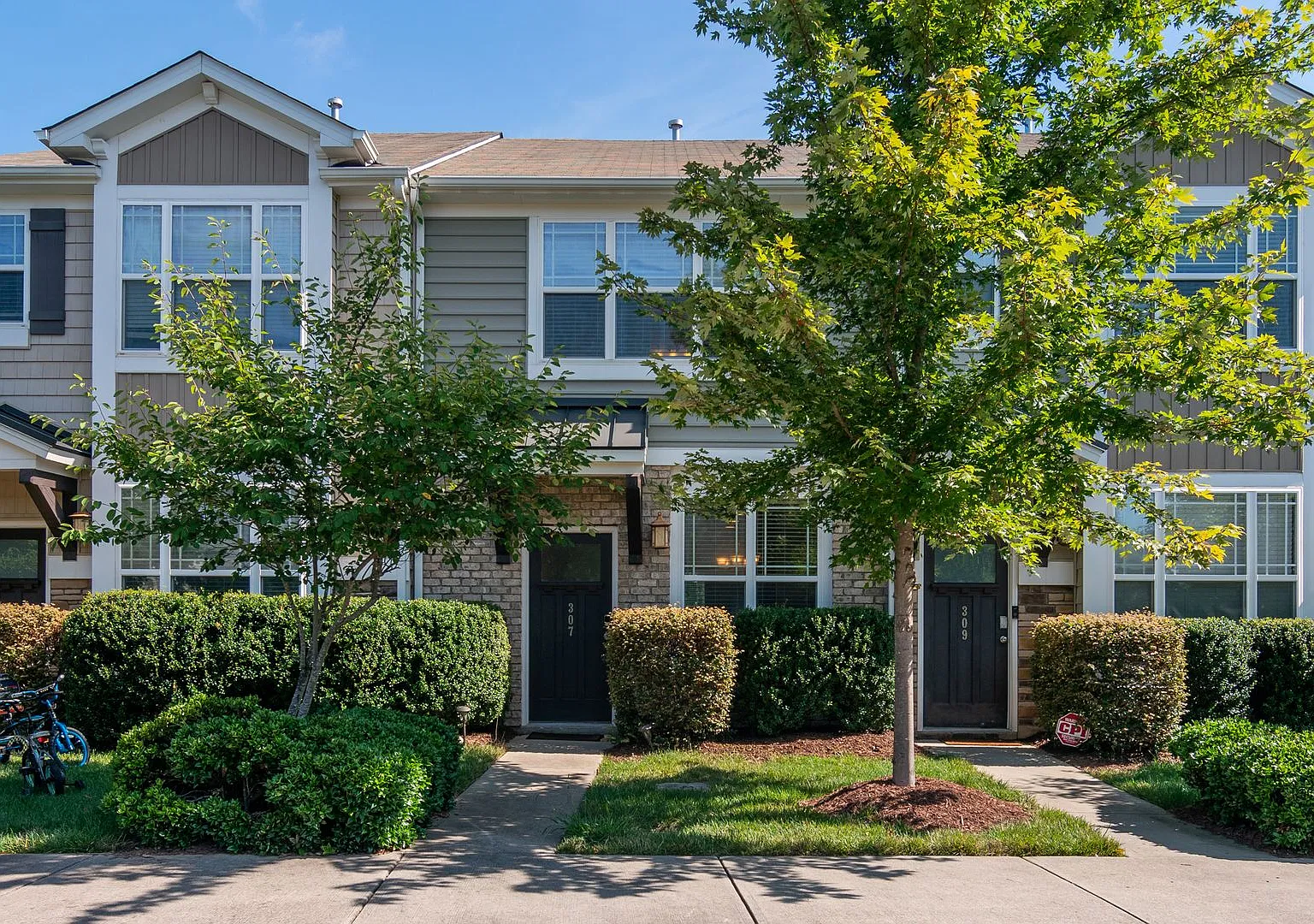 Available Now! Cozy 2 bedroom townhome nestled in Brightleaf At The Park — Photo 1