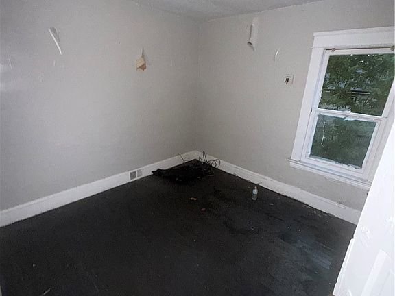 3rd image of 806 E 100th St