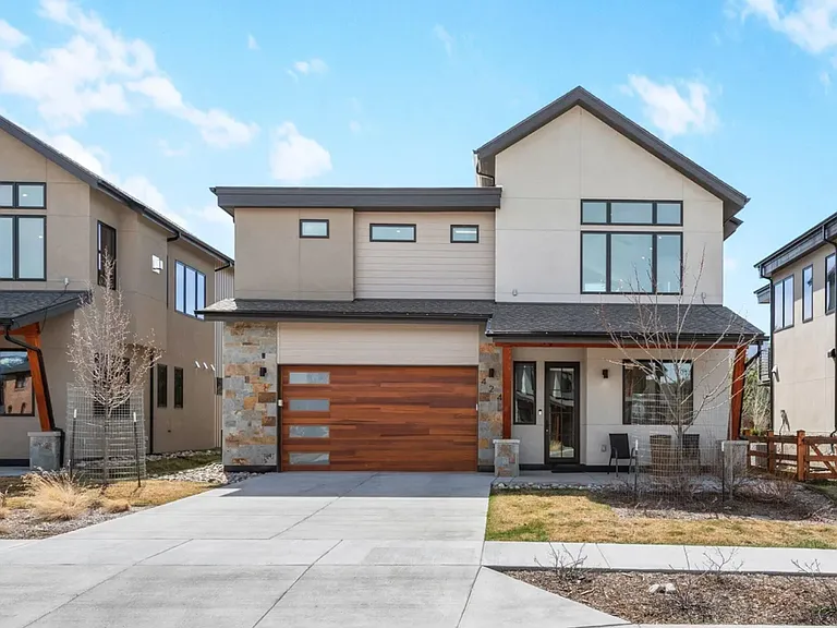 424 Jewels Ln — Photo 1
