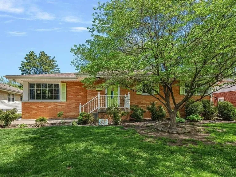 2125 Brentwood Dr — Photo 1
