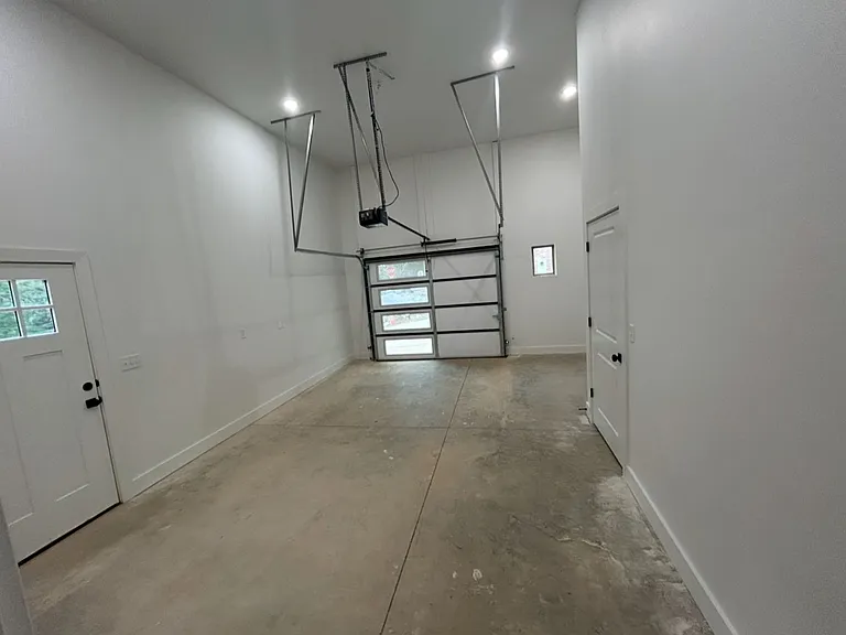 Luxury One Bedroom Townhome Available Now! - In The Heart Of Fayetteville — Photo 24