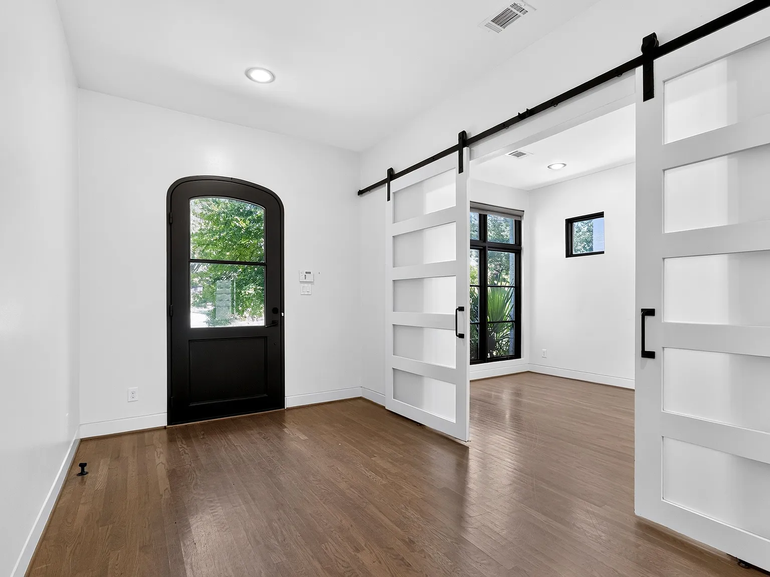 4 bed, 3706 sqft, $9,800 — Photo 3