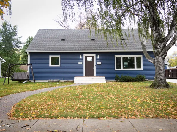 1452 Hill Ave, Grafton, ND 58237