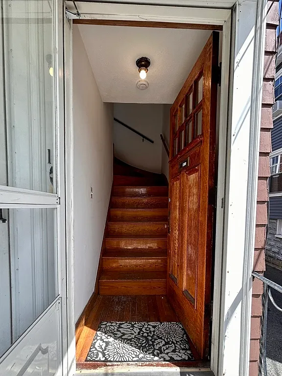 3 bed, 1.0 bath, 1800 sqft, $3,100 — Photo 2