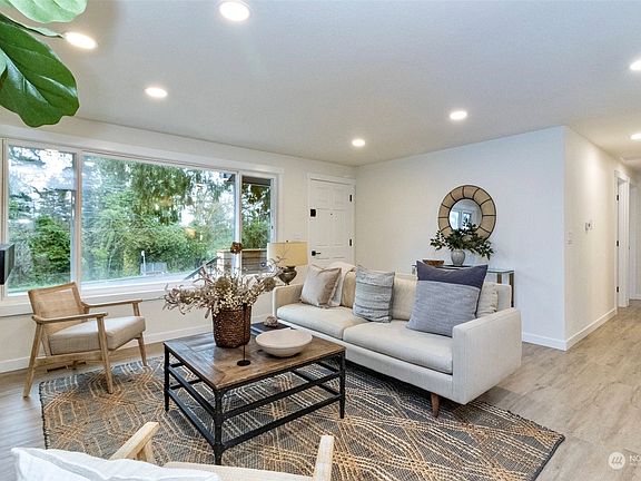 4th image of 11605 Glendale Way S