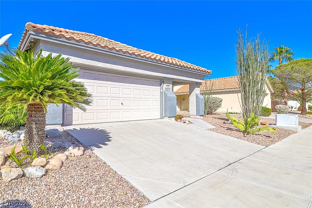 3 bed, 2.0 bath, 1468 sqft, $2,000 — Photo 2
