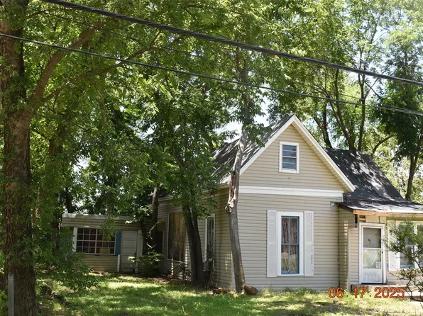 300 S Jefferson St, Pilot Point, TX 76258