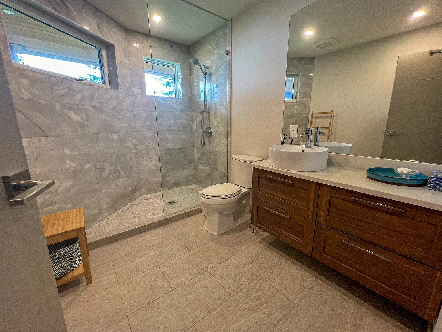 4 bed, 4850 sqft, $8,800 — Photo 2