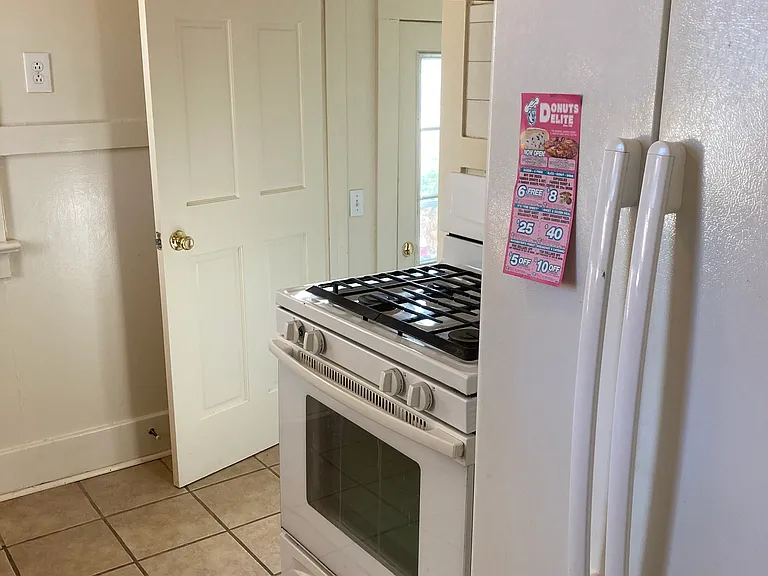 128 Bonesteel St — Photo 7
