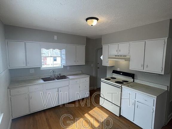 4th image of 1730 N Oxford St