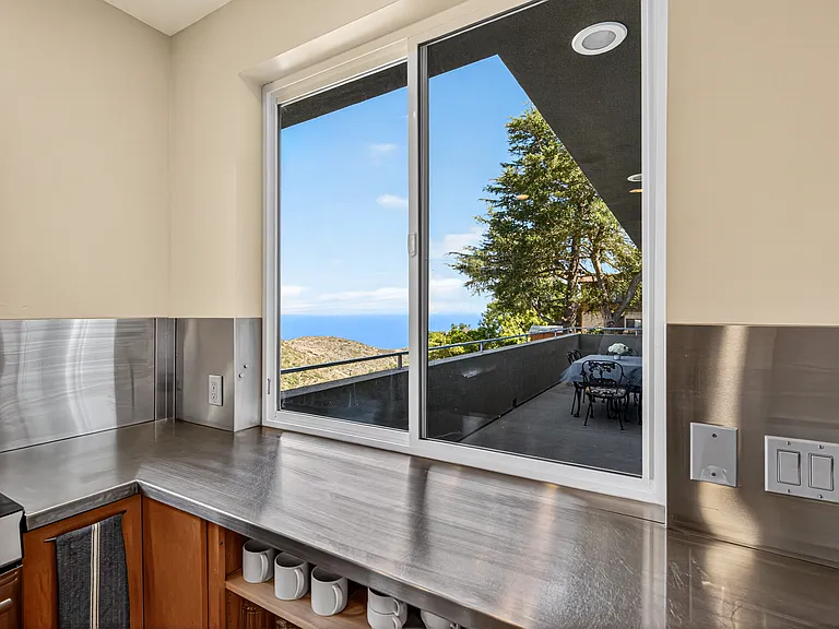 4302 Ocean View Dr — Photo 20