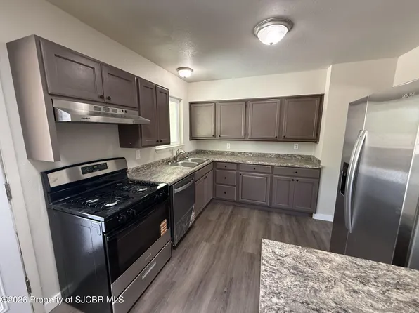 3806 Sierra Vista Dr, Farmington, NM 87402