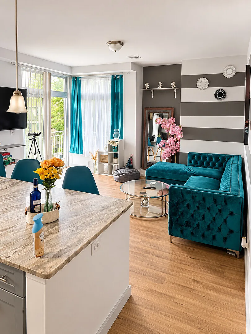 Stylish 1BR Newark Apartment with Balcony & Modern Kitchen — Photo 4