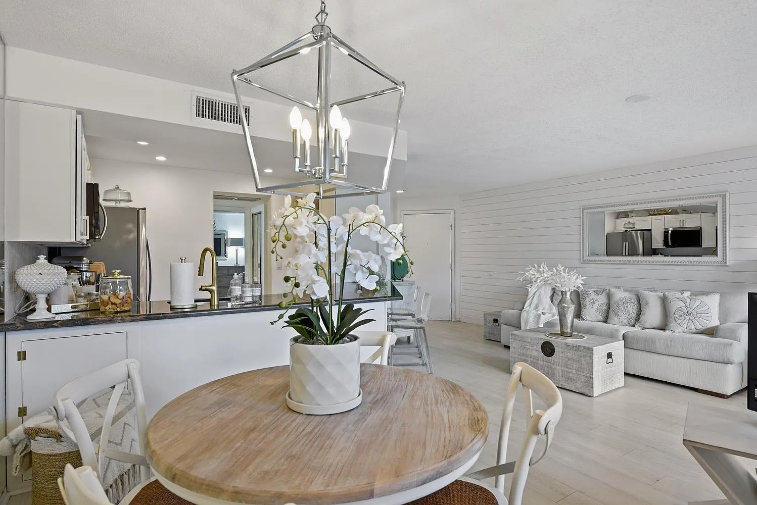 1 bed, 1.5 bath, 704 sqft, $5,000 — Photo 3