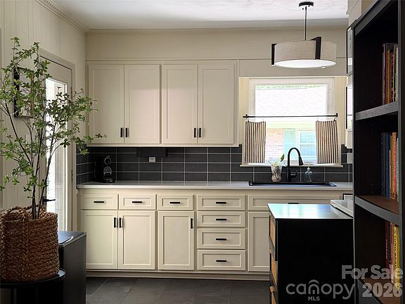 4th image of 1419 Redcoat Dr