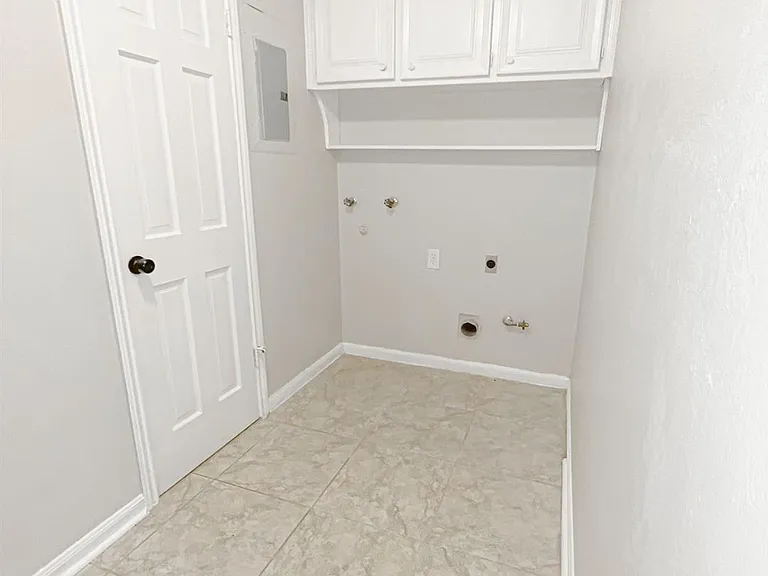 537 Natchez Park — Photo 10