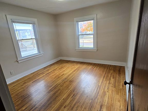 3rd image of 712 E Avenue B