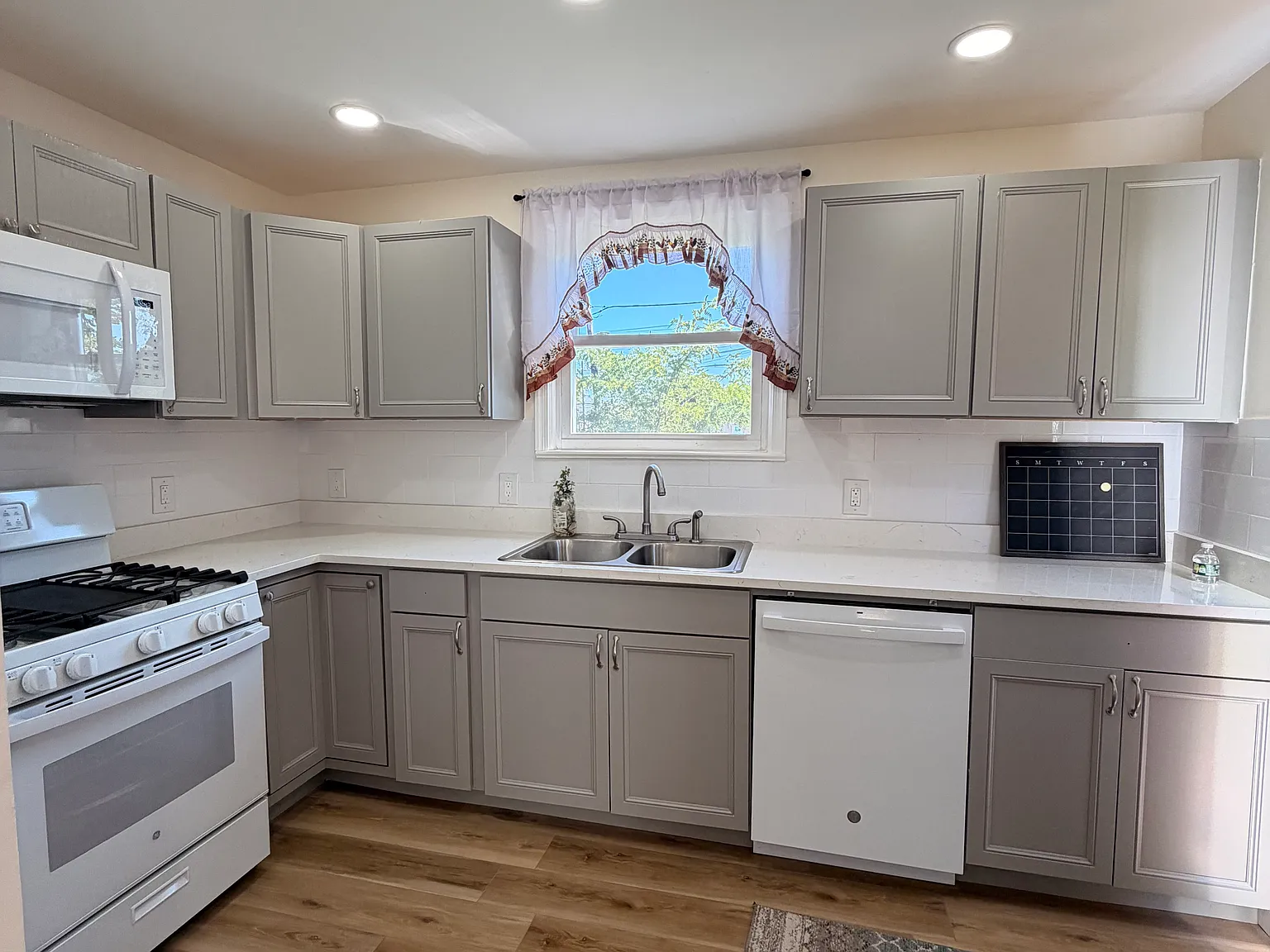5 bed, $1,400 — Photo 3
